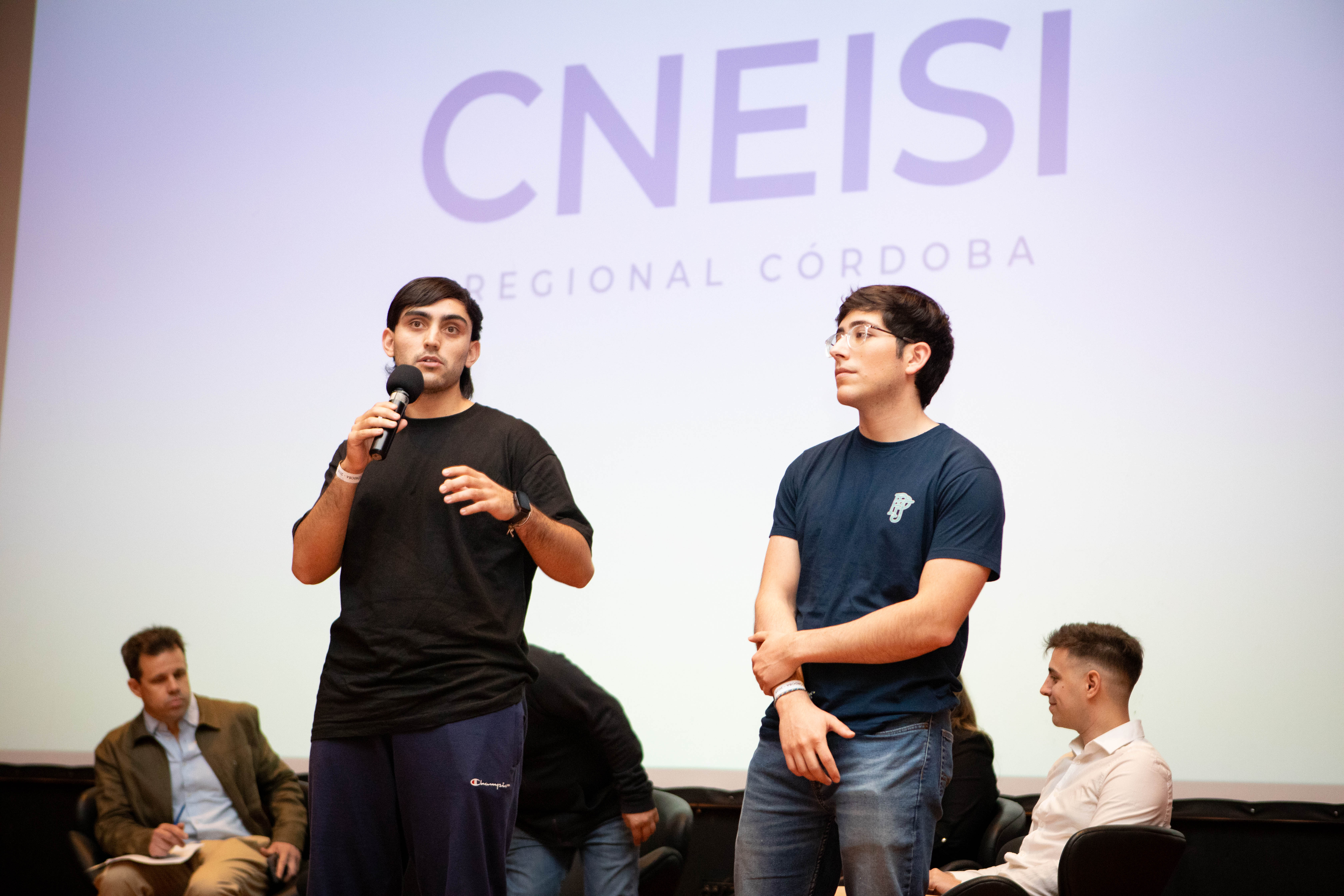 Participantes presentando en una jornada de CNEISI